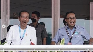 Presiden Jokowi saat menonton Formula E bersama Anies Baswedan di Jakarta (foto/int)